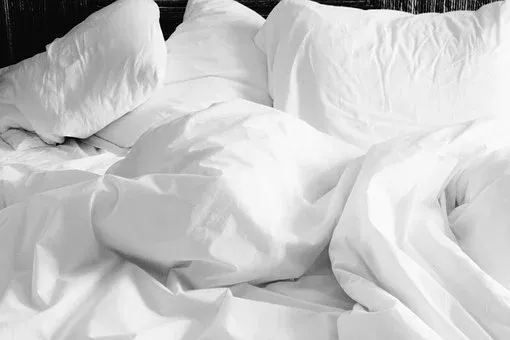 Ini 5 Kesalahan Mencuci Bantal dan Guling di Rumah
