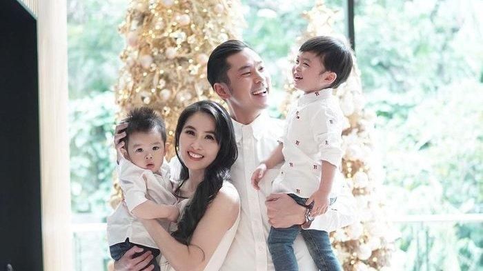 Sandar Dewi dan keluarga