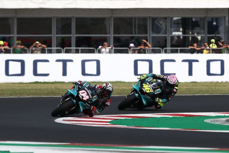 Andrea Dovizioso dan Valentino Rossi saat berlaga pada MotoGP San Marino 2021(Gold and Goose) 