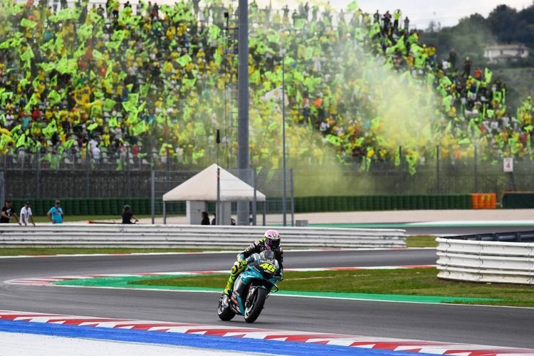 Pebalap Petronas Yamaha SRT Valentino Rossi melewati para suporternya pada balapan MotoGP San Marino 2021, Minggu (19/9/2021) malam WIB.(AFP/ANDREAS SOLARO)
