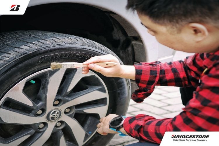 Ilustrasi pengecekan ban mobil.(Dok. Bridgestone) 