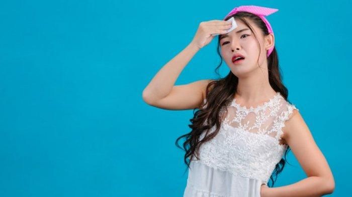 ilustrasi menggunakan tisu basah di wajah  