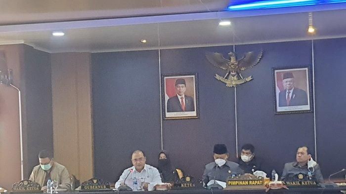 Saat Gubernur Kepulauab Bangka Belitung Erzaldi Rosman dan Ketua DPRD Babel Herman Suhadi melakukan  penandatanganan Memorandum of Understanding (MoU) terhadap Rancangan Kebijakan Umum Anggaran (KUA) dan Priorotas Plafon Anggaran Sementara (PPAS) Anggaran Pendapatan dan Belanja Daerah (APBD) 2022 di Ruang Banggar DPRD Babel, Rabu (6/10/2021). 