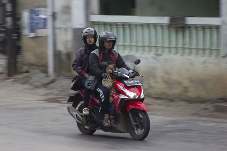 Pemudik motor mulai padati jalur Kalimalang menuju Bekasi, Kamis (22/6/2017)(Otomania/Setyo Adi) 