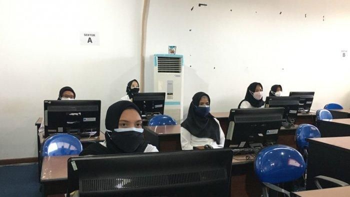 Peserta CPNS Pemprov Babel yang melakukan Seleksi Kompetensi Dasar di Ruang CAT, Lantai 4 Kantor Gubernur. Foto diambil, Jumat (17/9/2021).(Bangkapos.com/Riki Pratama) 