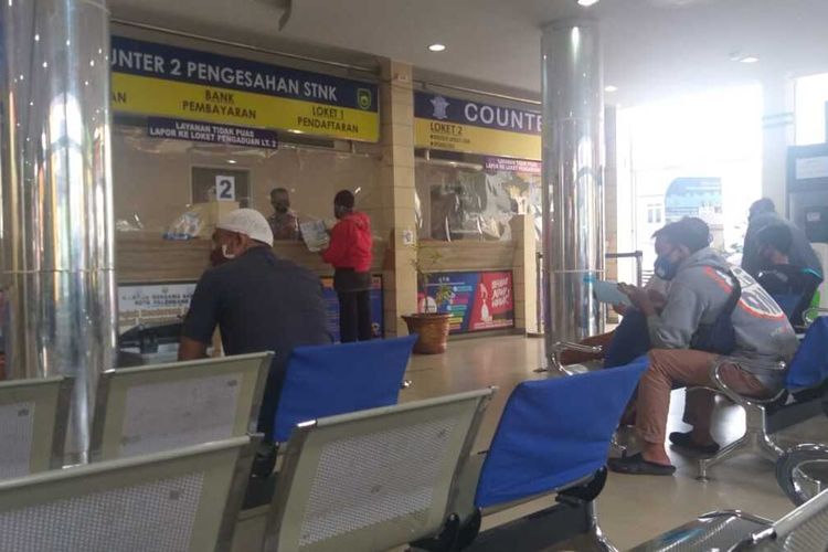 Suasana pembayaran pajak di Samsat 1 Palembang, Sumatera Selatan, Senin (26/10/2020). Proses pemutihan pajak yang diberlakukan Gubernur Sumsel sejak dua bulan lalu dikeluhkan masyarakat karena banyaknya calo yang berkeliaran.(KOMPAS.com/AJI YK PUTRA) 