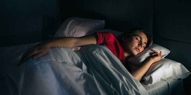 Ilustrasi tidur dikamar yang gelap