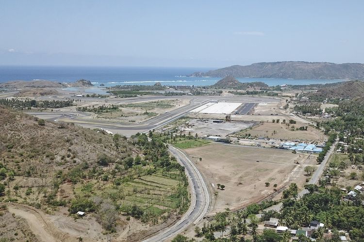 Foto udara bentuk lintasan Pertamina Mandalika International Street Circuit di KEK Mandalika, Praya, Lombok Tengah, NTB, Sabtu (9/10/2021). Sirkuit Mandalika sepanjang 4,31 km yang dibangun oleh ITDC tersebut resmi bernama Pertamina Mandalika International Street Circuit yang pada tahun ini akan diujicobakan dengan beberapa kejuaraan balap internasional seperti Idemitsu Asia Talent Cup yang akan menjadi ajang pembuka di Sirkuit Mandalika pada 12-14 November 2021 disusul dengan World Superbike yang berlangsung seminggu setelahnya yaitu 19-21 November 2021 serta tes pramusim MotoGP pada tanggal 11-13 Februari 2022 dan MotoGP Indonesia pada Maret 2022. ANTARA FOTO/Ahmad Subaidi/foc. (ANTARA FOTO/AHMAD SUBAIDI) 