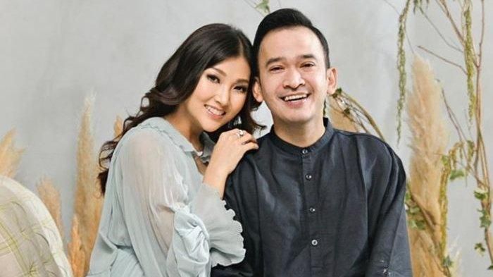 Pasangan artis Ruben Onsu dan Sarwendah.