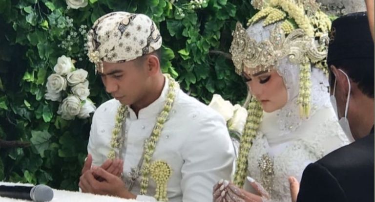 Pedangdut Ridho DA dan  istrinya. 