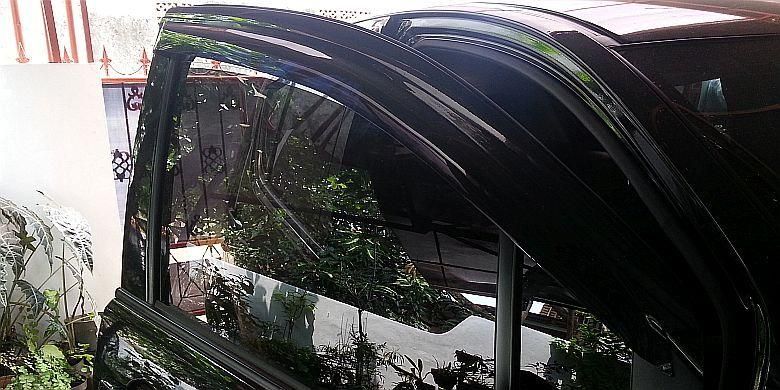 Buka sedikit kaca sebatas side visor (talang air)(Azwar Ferdian/KompasOtomotif) 