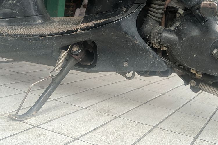 Apa Benar Matikan Mesin Motor Matik Pakai Standar Bikin Aki Boros