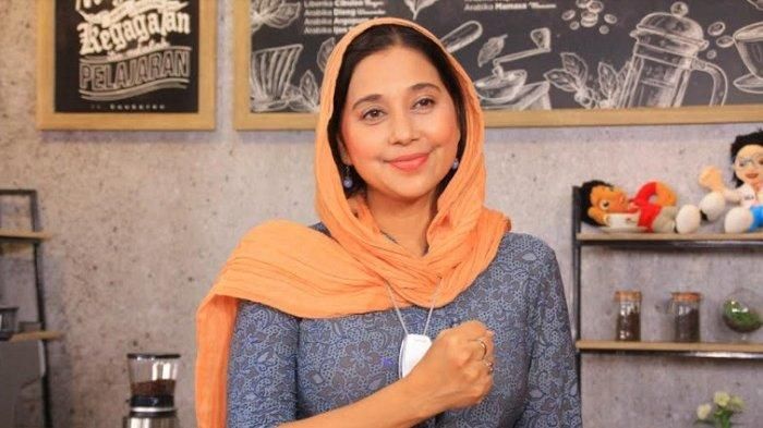 Ayu Azhari yang berniat buat album bertemakan kuliner, saat ditemui di kantor Kementerian Pertahanan, Jakarta Pusat, Kamis (21/10/21). 