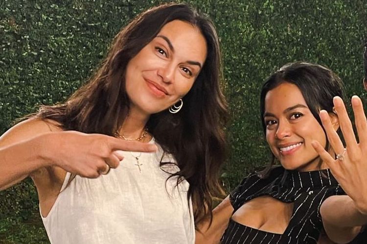 Sophia Latjuba memberikan wejangan pernikahan pada Eva Celia. 