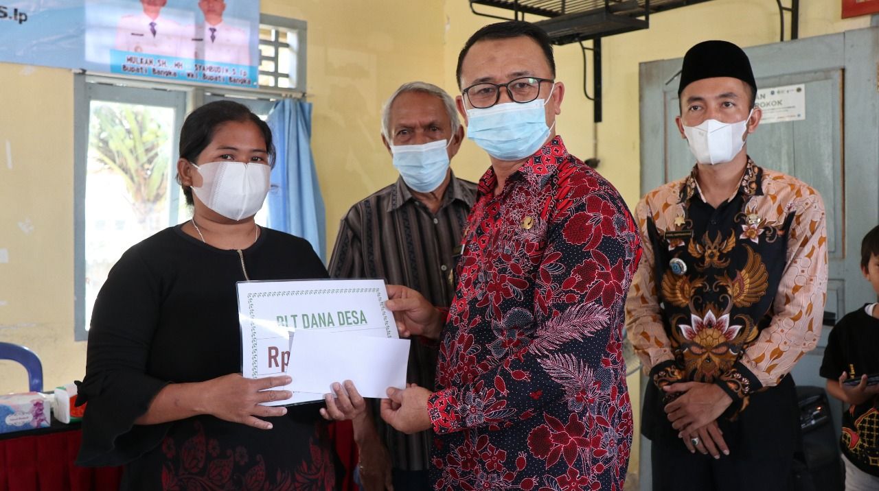 Wabup Bangka, Syahbudin SIP menyerahkan Bantuan Langsung Tunai (BLT) Dana Desa (DD) untuk Warga Gunung Muda dan Riding Panjang
