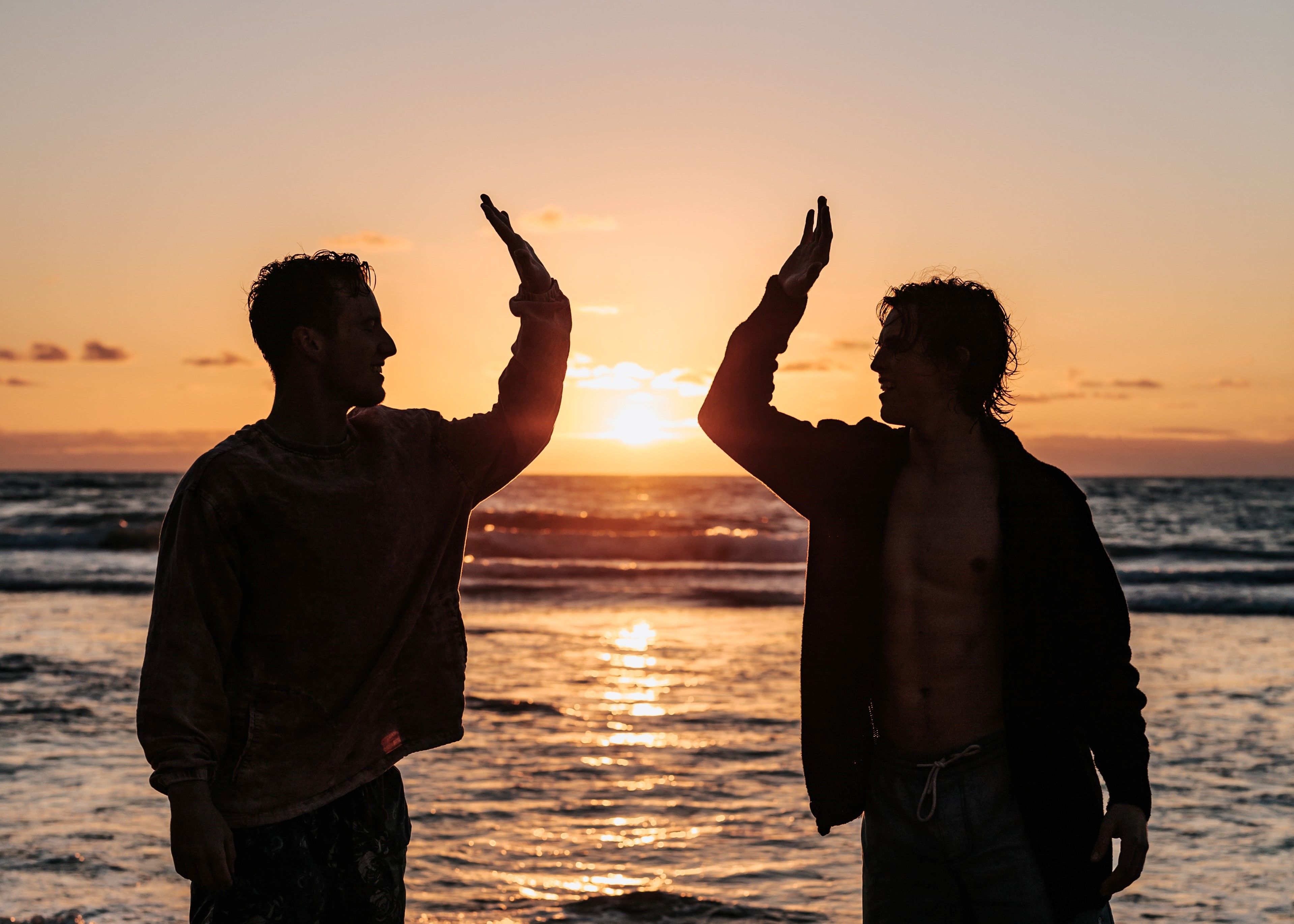 5 Tafsir Mimpi Bertemu Teman Lama Menurut Primbon Jawa, Siapa Yang Kamu  Temui? - Sonora.id