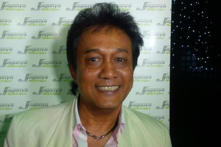 Penyanyi dan pencipta lagu Oddie Agam Luntungan (62) diabadikan di Barge Hot Rod Coffee &amp; Gallery, di Jalan Pangeran Antasari, Cilandak Barat, Jakarta Selatan, Senin (30/11/2015), saat menerima penghargaan Triple Platinum dari albumnya, yakni The Great Composers James F Sundah &amp; Oddie Agam.