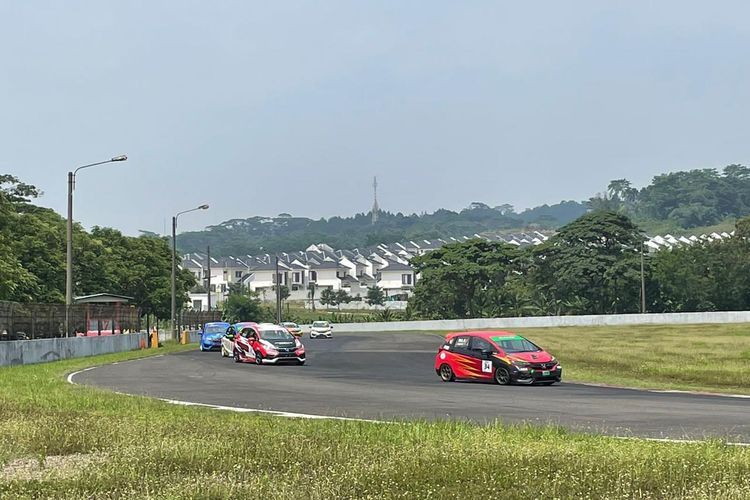 Ilustrasi mobil balap di Sirkuit Sentul pada ISSOM Round 4 (17/10/2021).(KOMPAS.com/ARIS HARVENDA) 
