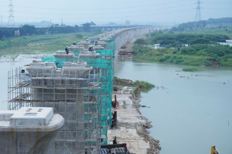 PT Kereta Cepat Indonesia China (KCIC) terus mengebut sejumlah pengerjaan sarana dan prasarana untuk menunjang operasional Kereta Cepat Jakarta-Bandung (KCJB). Proyek tersebut ditargetkan bisa selesai pada tahun 2022 mendatang