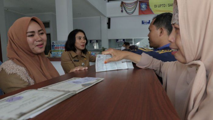 Ilustrasi Warga mengikuti program pemutihan pajak kendaraan dan balik nama  
