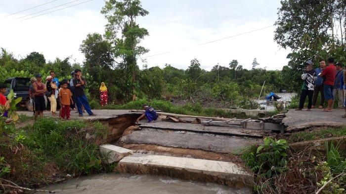 Jalan Penghubung Dusun Payak Seruk dan Dusun Kelidang, Desa Tepus, Kecamatan Airgegas robot, Selasa (2/11/2021)  