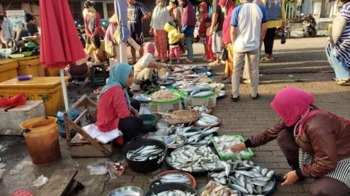 Suasana transaksi penjualan ikan di TPI PPN Sungailiat, Senin (6/7/2020) 