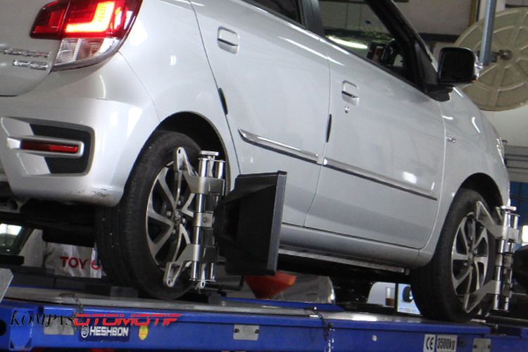 Ilustrasi spooring dan balancing roda mobil(STANLY RAVEL) 