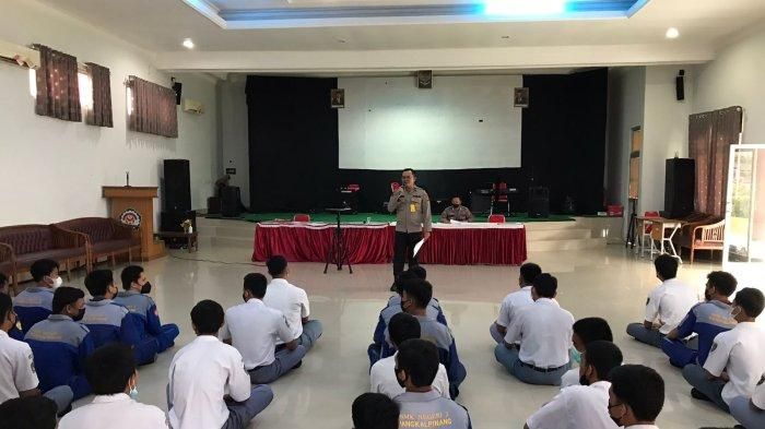 Sosialisasi oleh Biro SDM Polda Kepulauan Bangka Belitung mengenai rekrutmen Polri di SMK Negeri 2 Pangkalpinang    