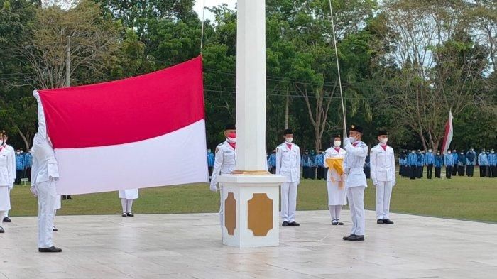 Pelaksanaan Upacara peringatan hari Pahlawan di halaman kantor Bupati Bangka Tengah, Rabu (10/11/2021)