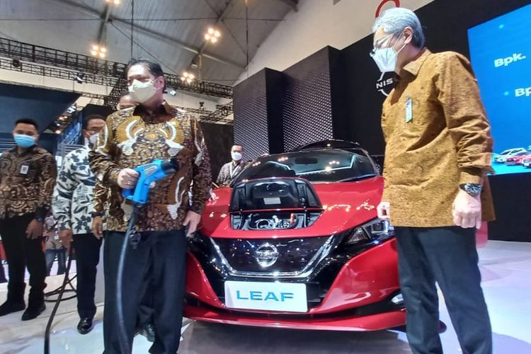 Menko Perekonomian Airlangga Hartarto bersama Nissan Leaf, salah satu mobil listrik yang dijual di Indonesia, pada pameran otomotif GIIAS 2021.(KOMPAS.com/Aprida Mega Nanda) 