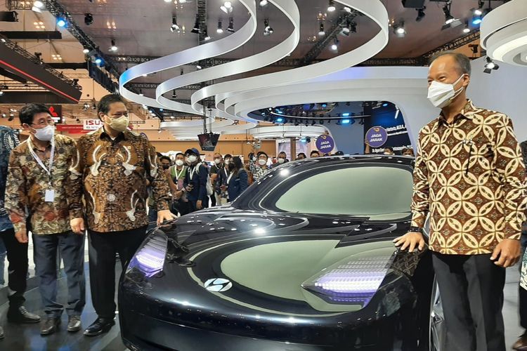 Menko Perekonomian Airlangga Hartato mengunjungi booth Hyundai di GIIAS 2021(Ruly Kurniawan/Kompas.com)