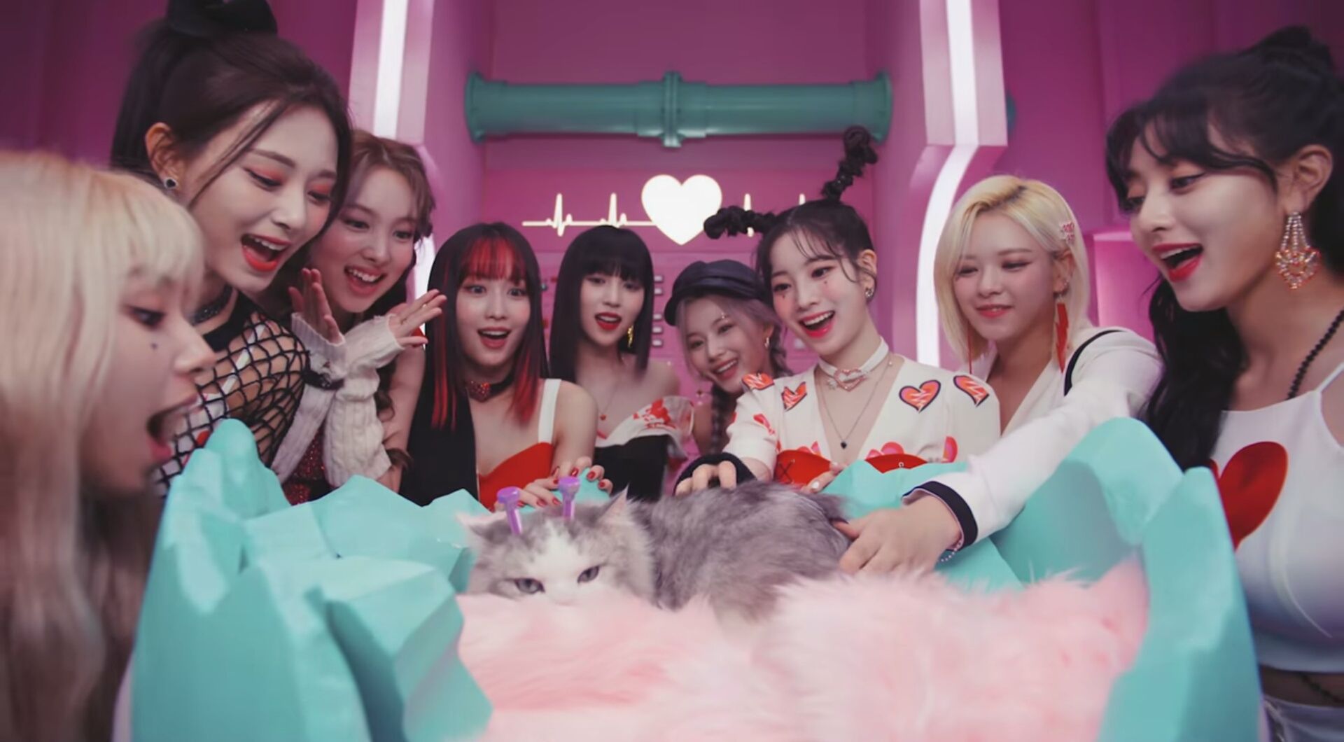 TWICE di video klip 'Scientist'