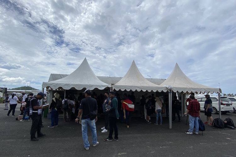 antrian tiket Sirkuit Mandalika(Kompa.com/APRIDAMEGANANDA) 