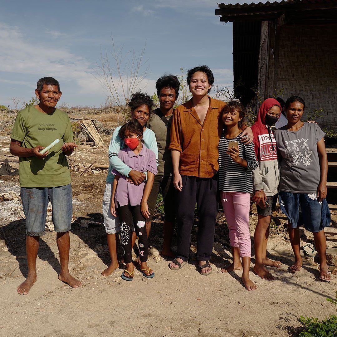 Rizky Febian bersama penduduk setempat di Pulau Sumba ketika mengerjakan single Pepatah