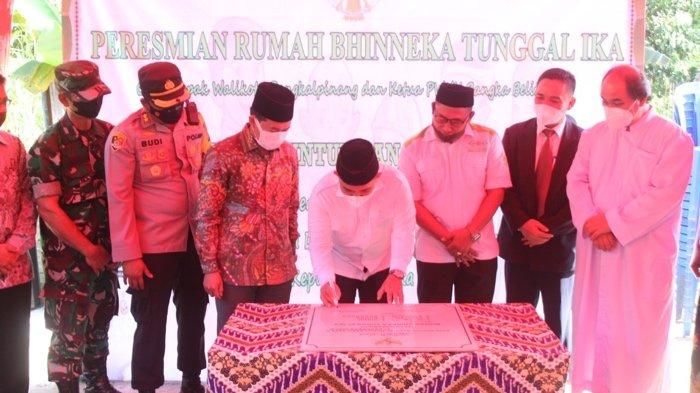 Ketua Pengurus Wilayah Nahdatul Ulama (PWNU) Bangka Belitung, Ja&rsquo;far Siddiq bersama Wali Kota Pangkalpinang, Maulan Aklil saat menandatangani prasasti Rumah Bhineka Tunggal Ika di Kelurahan Temberan, Kecamatan Bukit Intan, Rabu (1/12/2021). 