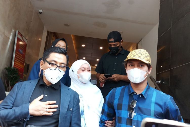 Lesti Kejoran, Rizky Billar dan kuasa hukumnya, Sandy Arifin usai menjalani pemeriksaan kasus pengancaman di Polda Metro Jaya, Jakarta Selatan, Rabu (1/12/2021).