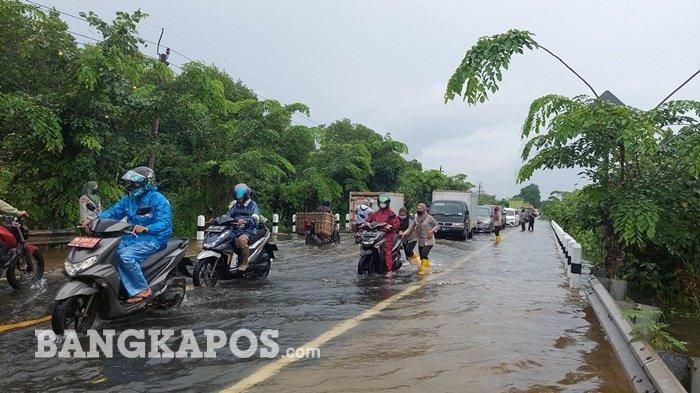 Kendaraan bermotor yang melintas saat banjir rob melanda di Jalan Raya Sungailiat-Pangkalpinang, tepatnya di Kawasan Jembatan Air Selindung pada Rabu (8/12/2021)   