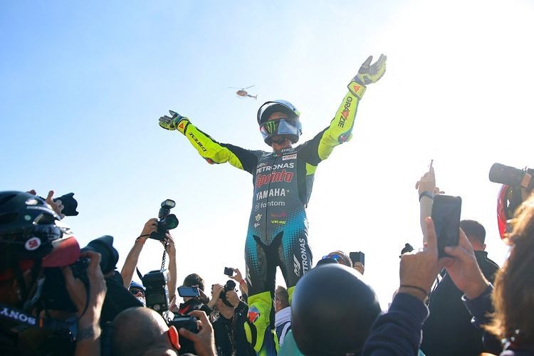 Pebalap Petronas Yamaha SRT Italia Valentino Rossi melambai tangan setelah balapan MotoGP Valencia di Sirkuit Ricardo Tormo di Cheste pada 14 November 2021.(AFP/JOSE JORDAN) 