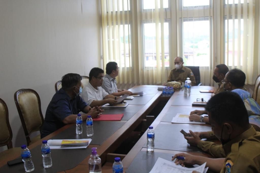  Walikota Pangkalpinang Maulan Aklil (Molen) menerima audiensi KONI Kota Pangkalpinang, di ruang rapat kantor Walikota Pangkalpinang, Senin (20/12/21). 