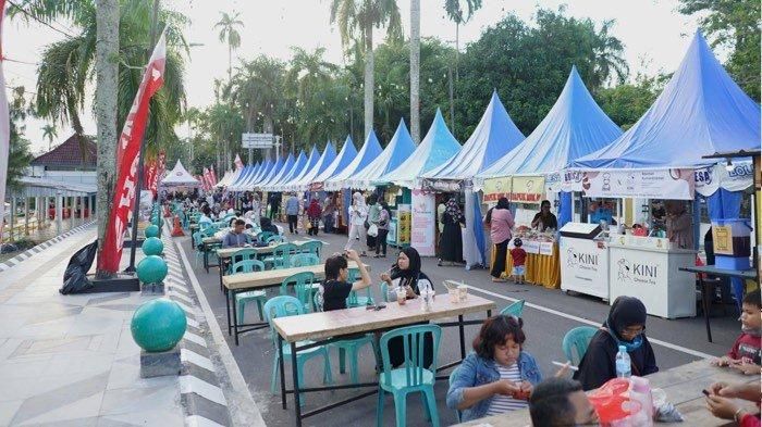 Ketua Tim Penggerak Pemberdayaan Kesejahteraan Keluarga (TP-PKK) Kota Pangkalpinang Monica Haprinda membuka sekaligus berkeliling langsung ke Food Bazar PGK di Alun-alun Taman Merdeka (ATM), Sabtu (8/1/2022) sore. 