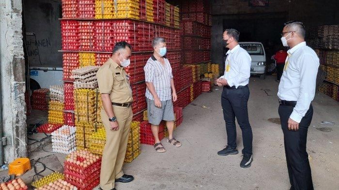 Tim Satgas Pangan Bangka Belitung melakukan inspeksi mendadak (sidak) harga dan ketersedian telur ayam di sejumlah tempat penjualan telur, pada Senin (10/1/2022) siang.  