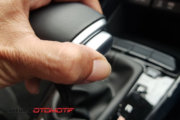 Tombol pengunci atau release button di tuas transmisi matik(-) 