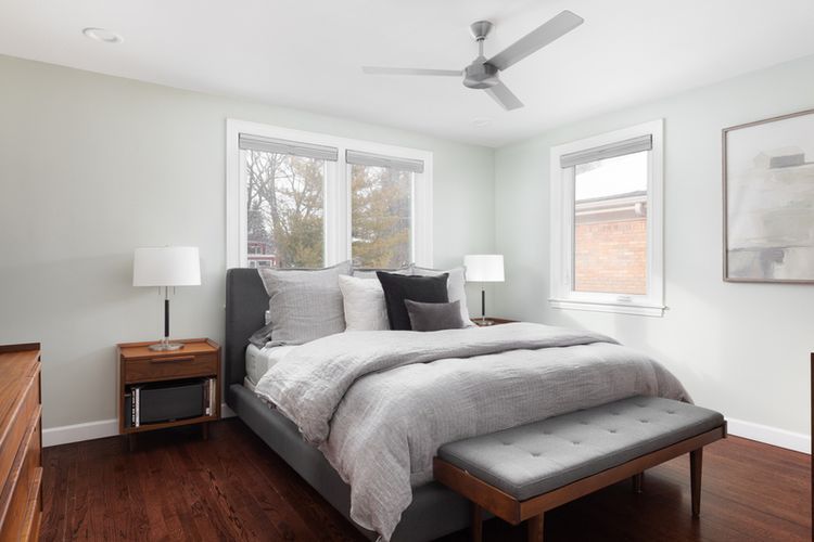Ilustrasi kamar tidur yang dilengkapi dengan kipas angin gantung. (SHUTTERSTOCK/HENDRICKSON PHOTOGRAPHY) 