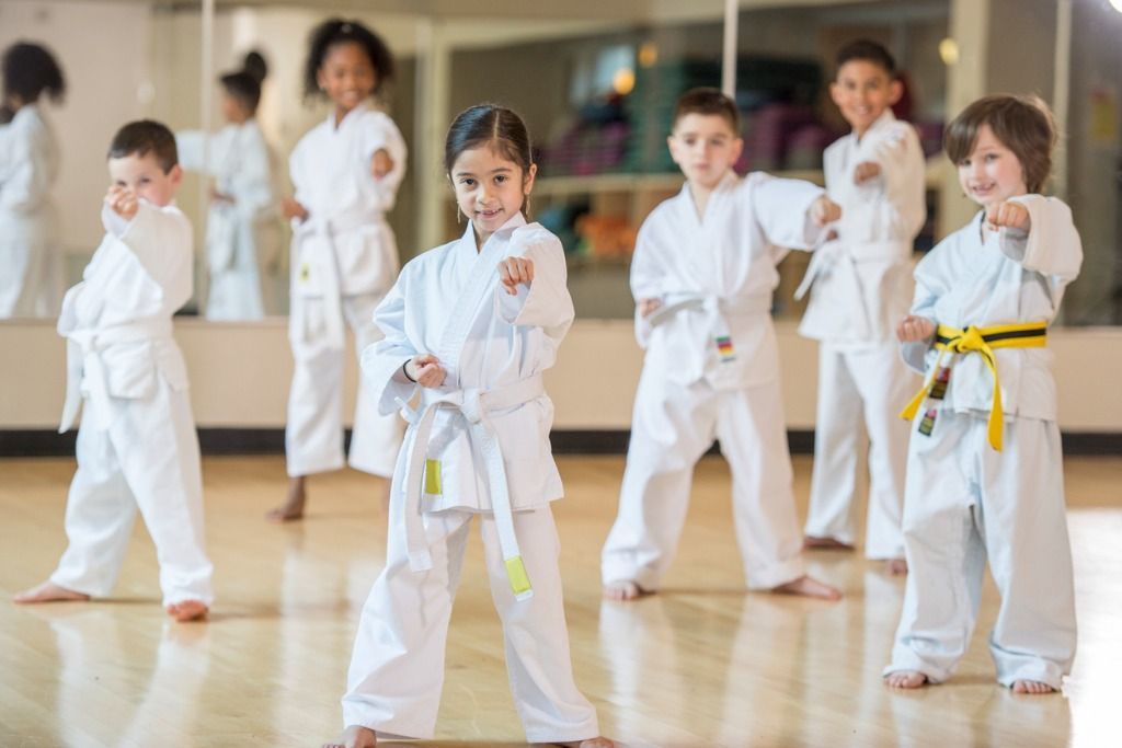 Ilustrasi olahraga karate anak