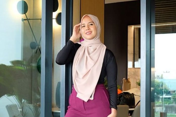 Tya Ariestya berhijab