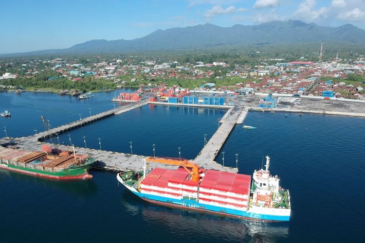 Kapal Tol Laut Sandar di Pelabuhan
