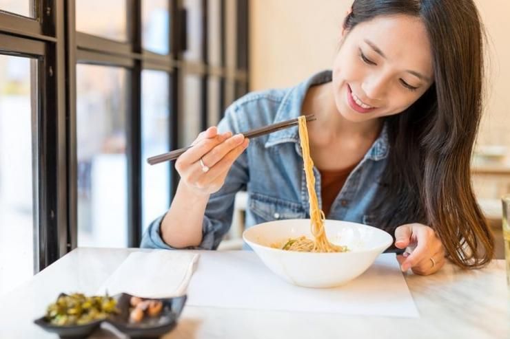 Ilustrasi makan mie