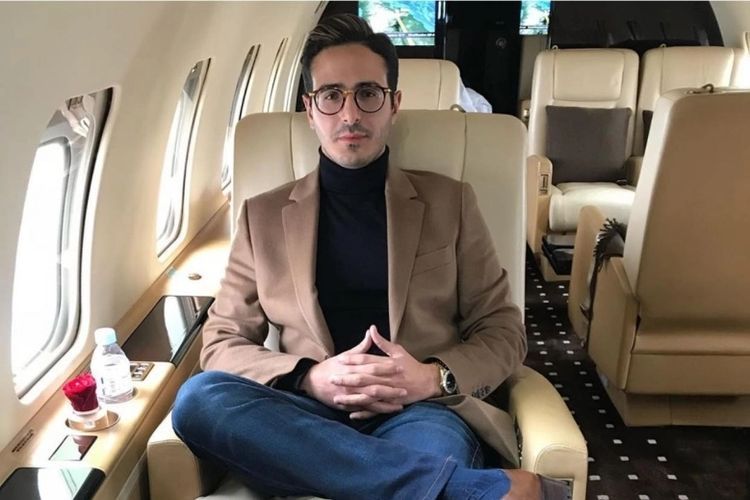 Simon Leviev dikenal sebagai Tinder Swindler atau penipu Tinder setelah dilaporkan berhasil menipu banyak perempuan di aplikasi Tinder. Simon Leviev diungkap telah menipu sekitar 10 juta dolar atau setara dengan Rp143,7 miliar.