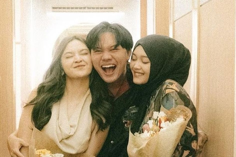(Dari kiri) Mahalini, Rizky Febian, dan Putri Delina berfoto bersama. 