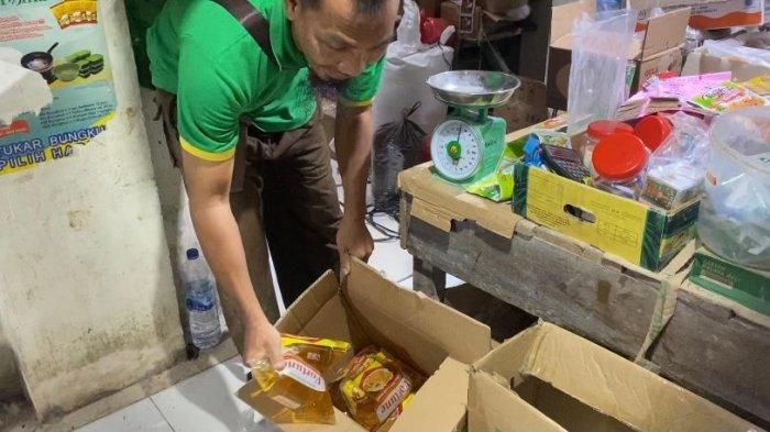 Wawan (37), salah seorang pedagang minyak goreng di Pasar Koba, Bangka Tengah, Sabtu (12/2/2022). 